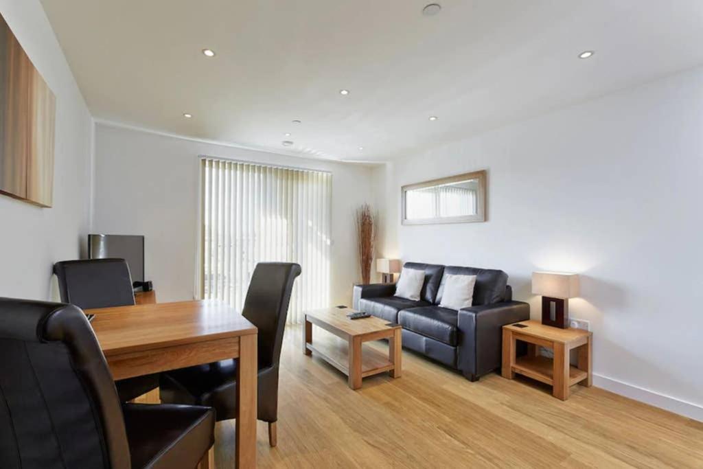 Modern Apartment At Slough Station, London In 18 Mins! エクステリア 写真