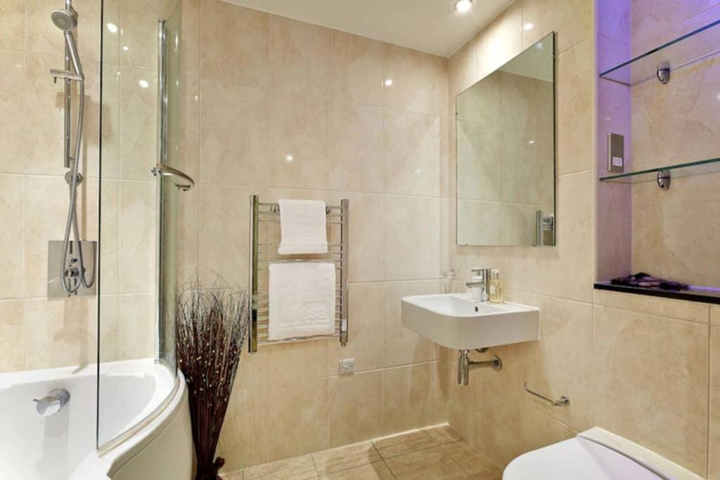 Modern Apartment At Slough Station, London In 18 Mins! エクステリア 写真