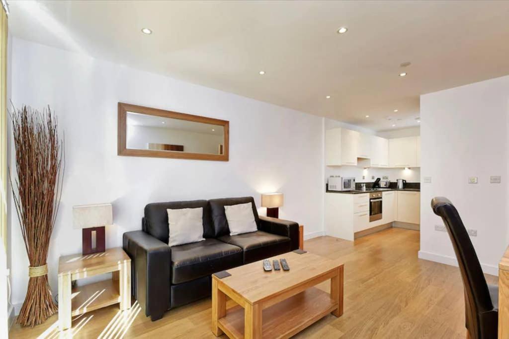 Modern Apartment At Slough Station, London In 18 Mins! エクステリア 写真